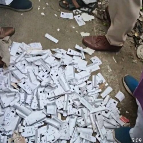 समस्तीपुर चुनावी हंगामा: सड़क किनारे VVPAT स्लिप्स का ढेर, मॉक पोल का दावा तो RJD ने चुनाव आयोग को घेरा
