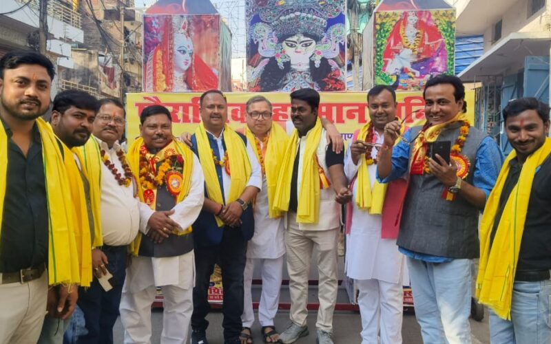 पटना सिटी: गायघाट संकट मोचन हनुमान मंदिर में श्री राधाकृष्ण के आठवें स्थापना दिवस पर निकली भव्य शोभायात्रा, हजारों भक्तों ने लिया हिस्सा