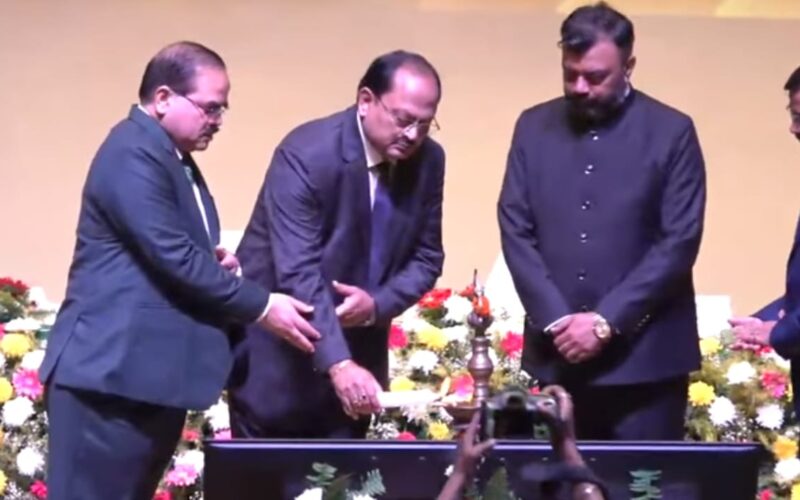 पटना उच्च न्यायालय में असंगठित श्रमिकों के लिए नालसा योजना पर विशेष जागरूकता कार्यक्रम,मुख्य न्यायाधीश ने वितरित किए लाभार्थियों को चेक और आयुष्मान कार्ड